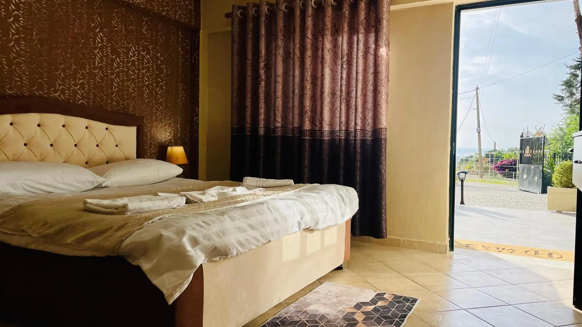 Vila3 Hotel Vlorë 3*,